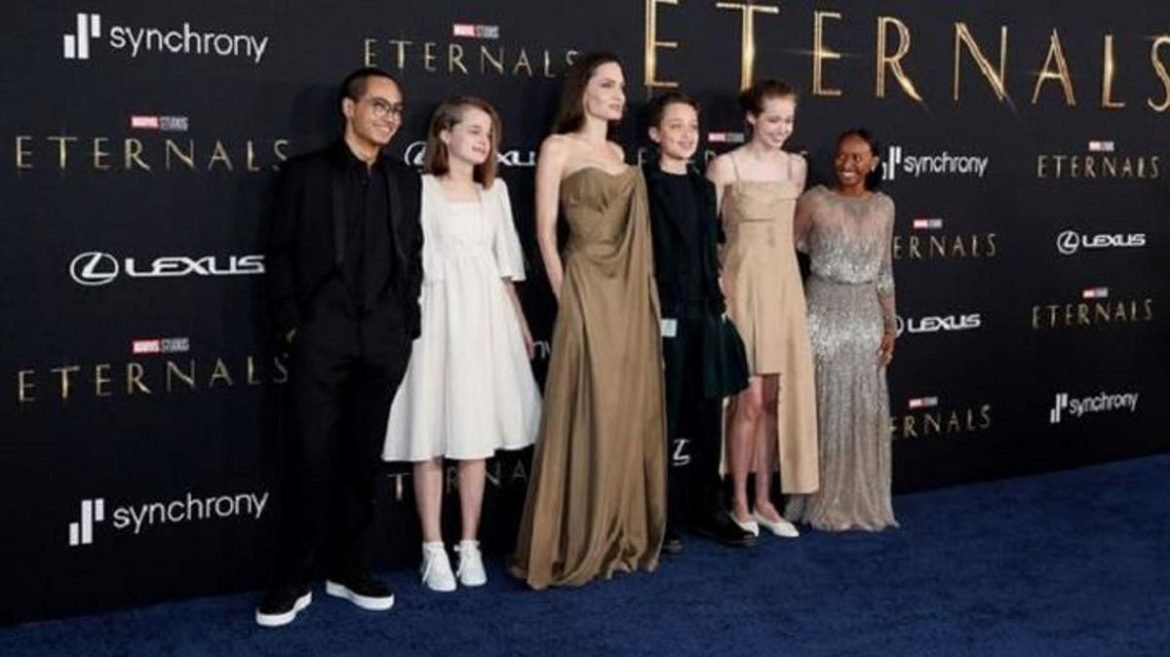 angelina-jolie-en-estreno-de-pelicula-como-mama-gallina-de-hijos-que-ya-crecieron