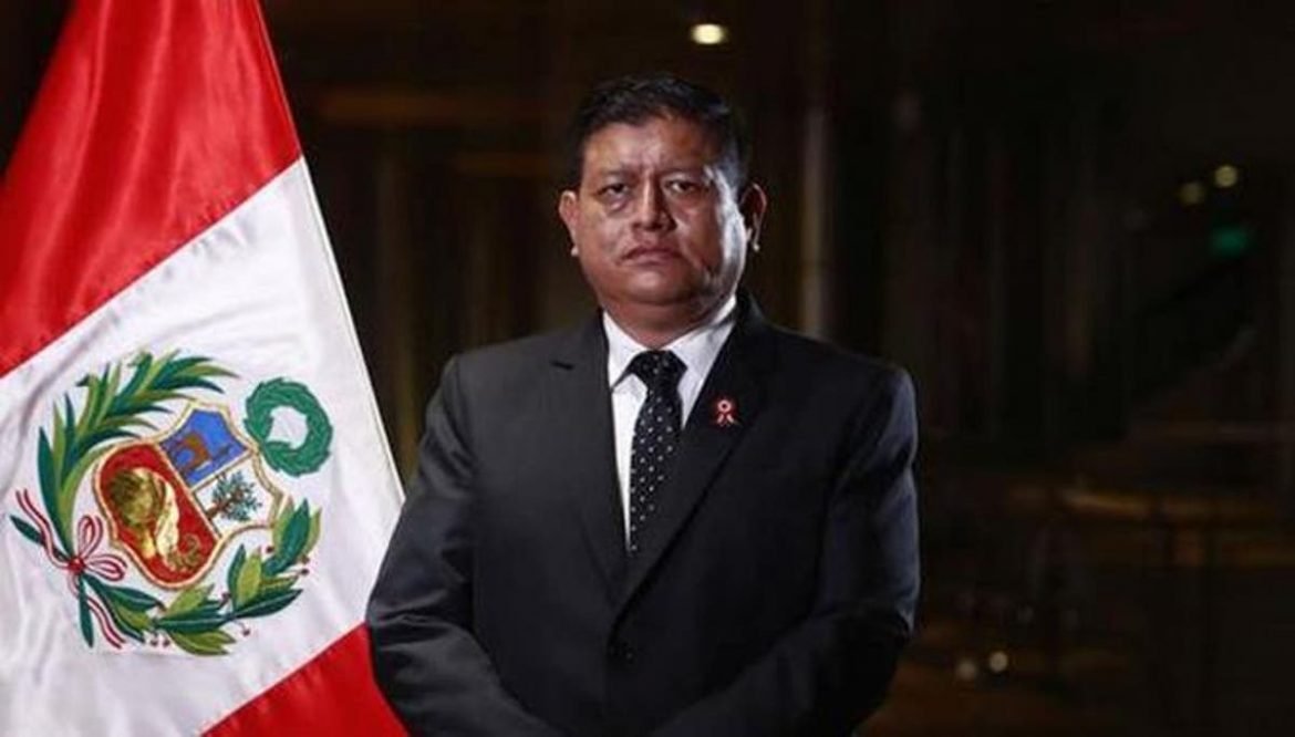 dimite-ministro-de-defensa-peruano
