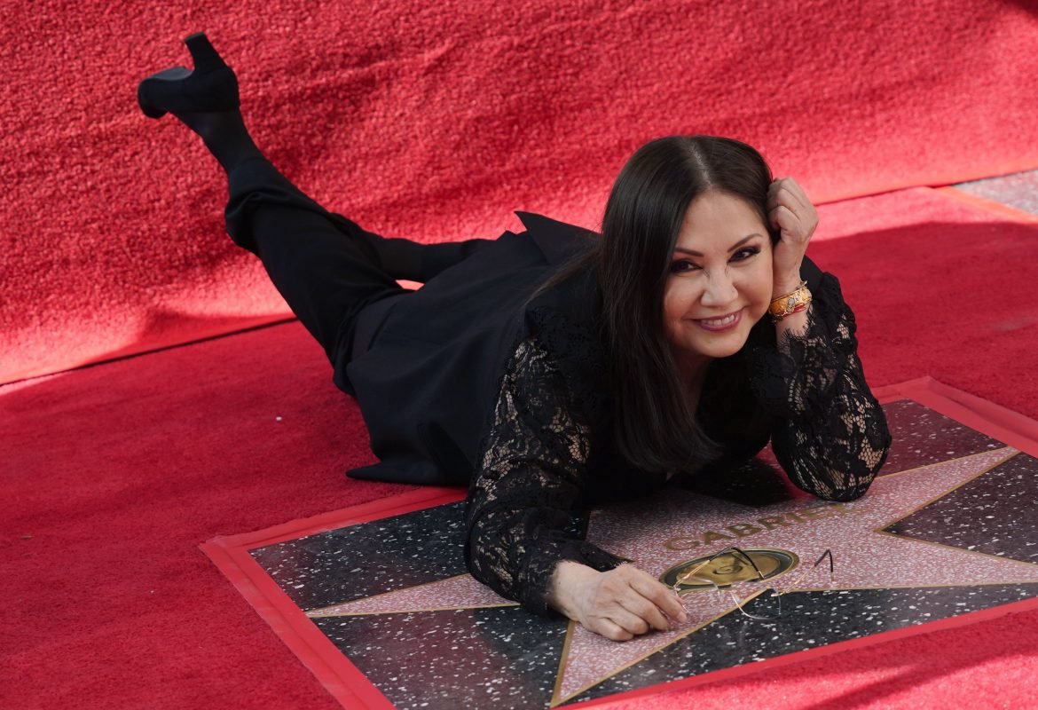 esp-mus-ana-gabriel-paseo-la-fama