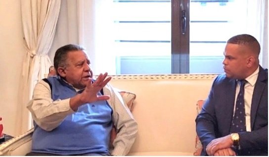 El-embajador-de-República-Dominicana-en-España-Juan-Bolivar-Díaz-entrevistado-por-el-periodista-Moisés-González-Peña.