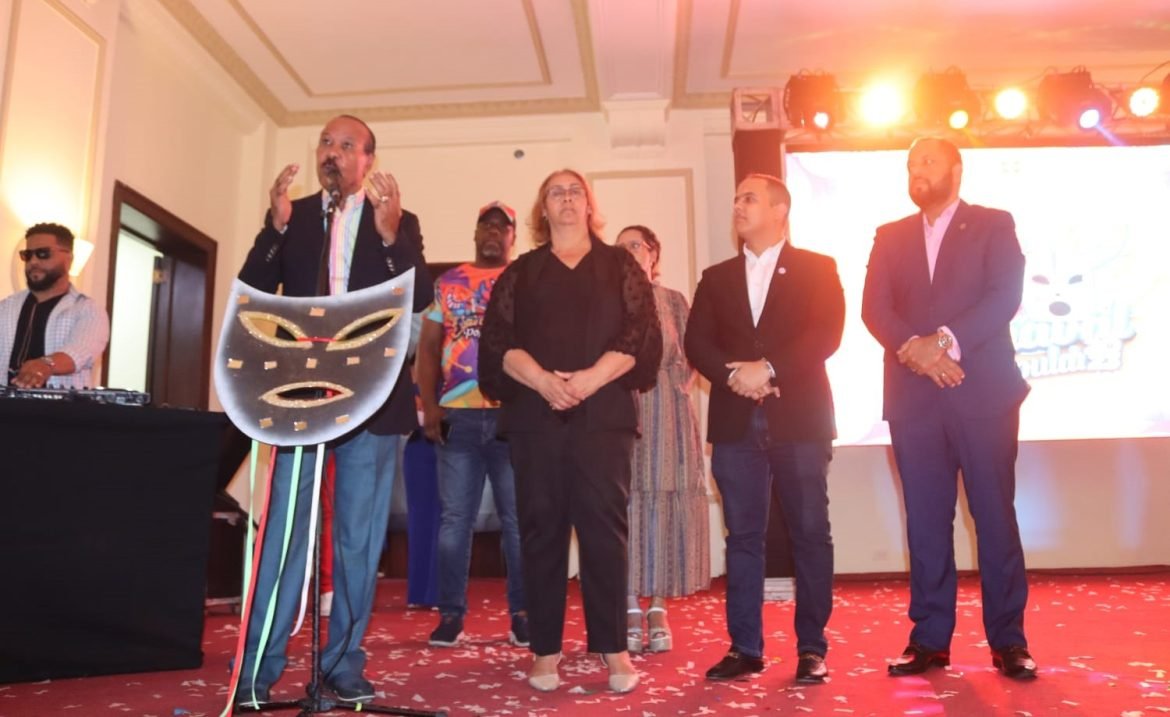 Jose-Montás-anuncia-el-carnaval.
