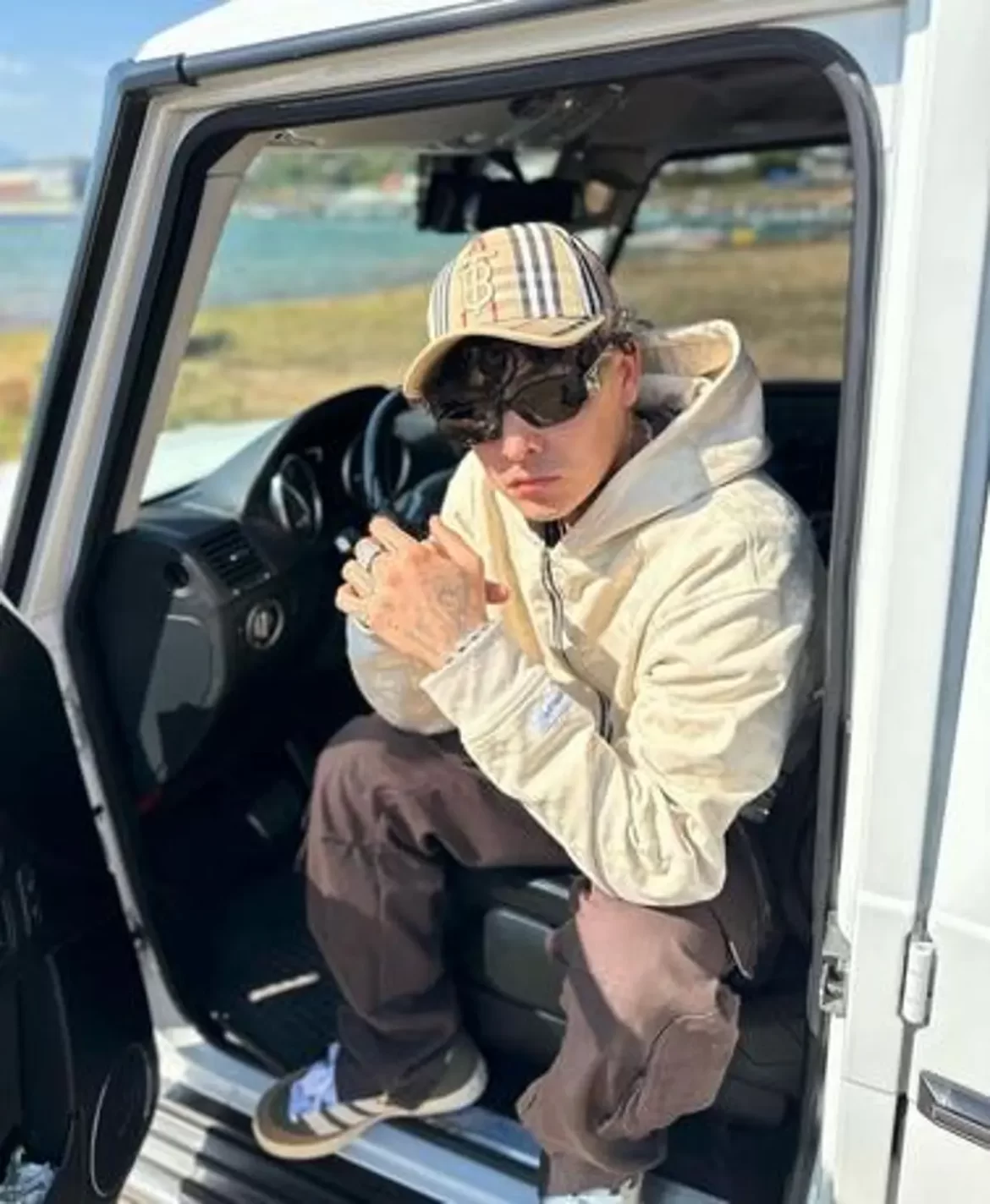 rapero-mexicano-genera-polemica-al-repartir-marihuana-en-iglesia-para-videoclip