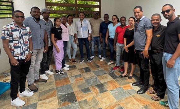 Abel-Martinez-junto-a-dirigentes-en-Las-Terrenas
