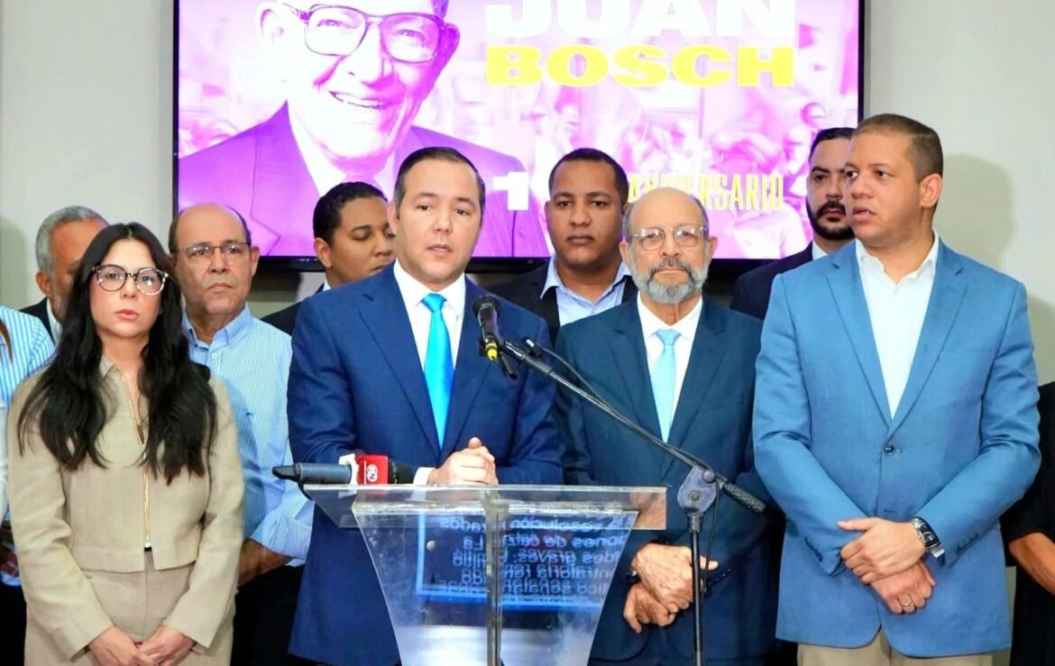 Johnny-Pujols-y-otros-dirigtentes-del-PLD-en-rueda-de-prensa