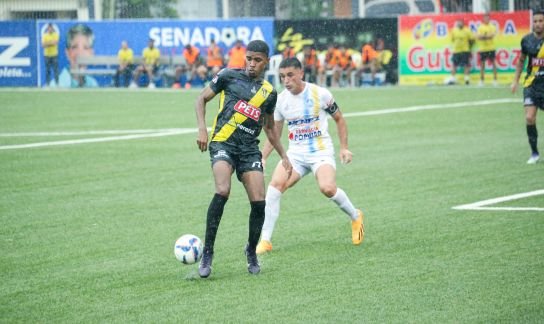 YohaN-Parra-MOCA-FC-recibe-la-defensa-de-un-jugador-del-Atlantico-FC